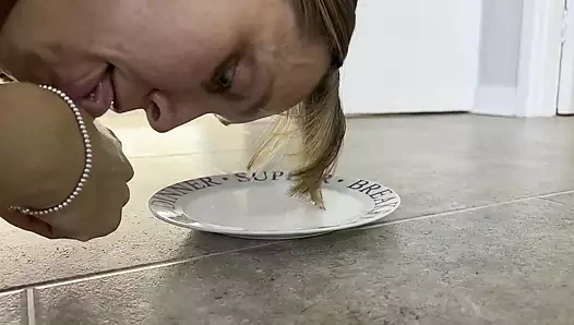 Kedi yalama orta yaşlı seksi kadın