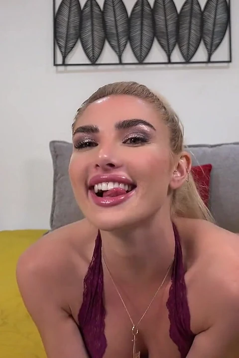 Seksi sarışın Kenzie Anne Keiran Lee'ye en sırnaşmış sakso çekiyor ve yüzüne boşalana kadar sert sikiliyor