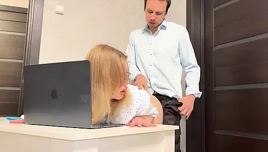 Utangaç asistan evli kadın zorbayla sikişiyor
