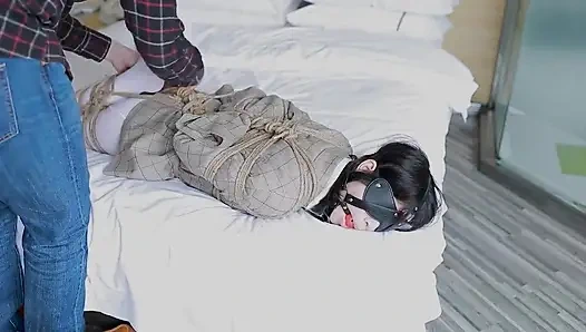 Hui09 - beyaz çoraplı jk kız iplerle yatağa bağlı.