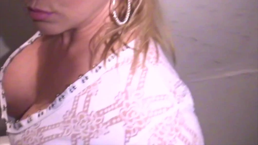 Çarpıcı yaz ırklararası berber dükkanında altı büyük zenci yarağı alıyor