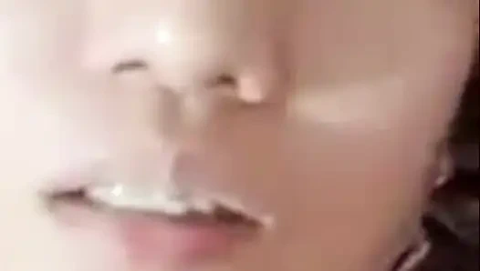 Güzel üvey meydan okuma büyük memeli amcık kıllı otomatik harika mastürbasyon yapıyor göğüslerini tutarak