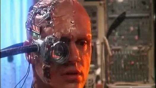 Erotik fahişe masada çılgın bir adamla sikişiyor ve yutuyor