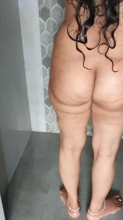 Üvey kız kardeşinin duş sürprizi ateşli oluyor, üvey erkek kardeş bunu kaydediyor ve viral xvideosunu sikiyor