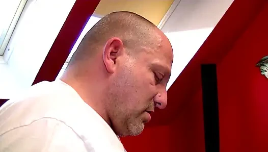 Kızıl saçlı ateşli olgun ev hanımı evde yarak emiyor ve alıyor