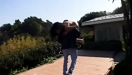Komşu genç zenci kız adamın üstünde ve yaşlı yarağına biniyor