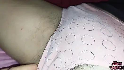 Genç üvey kızım televizyon izlerken yatağıma giriyor