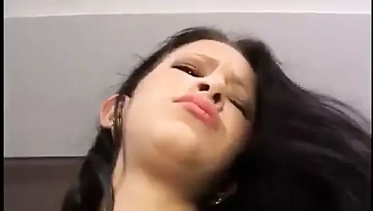 Esmer fahişe dildo alıyor ve götüne yarak sokuyor