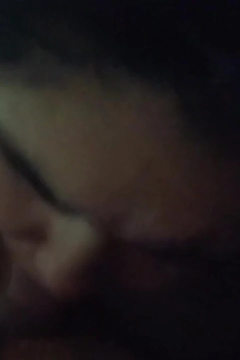 Latin orta yaşlı seksi kadın emziren, lechita içiyor