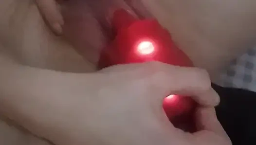 Büyük dildo ile amcığı sikiyor