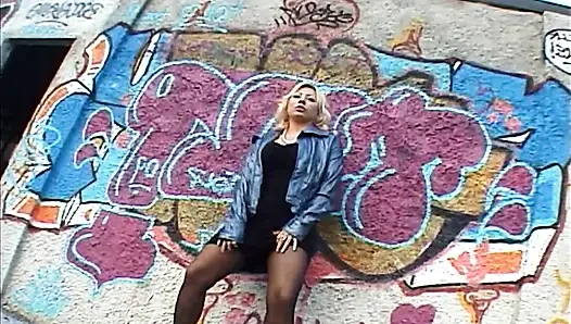 Seksi siyah çoraplı nefes kesen sarışın orta yaşlı seksi kadın sert sikiliyor