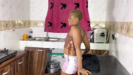 Tesisatçı adam beni sikiyor