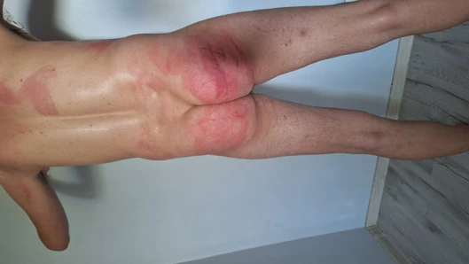 Büyük memeli dominatrix. Kadın egemenliği onu 30 kez kemerle dövüyor ve adam saymalı, üstüne işiyor ve ona döl yalatıyor.