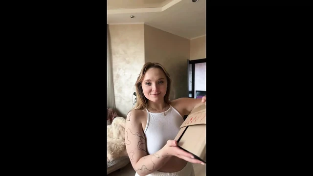 Seksi iç çamaşırlı tatlı bir kız okuyarak tahrik oluyor