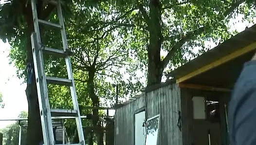 Fransa'dan zayıf bir kız arka bahçede götünü siktiriyor