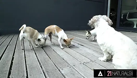 21 naturals - zarif ince bebek Akira May şehvetli sikişe ve yüze boşalmaya teslim oluyor