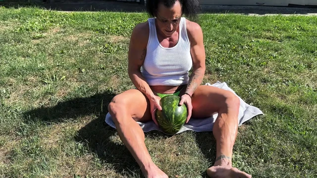 Kaslı orta yaşlı seksi kadın kandys karpuz ezme hakimiyeti