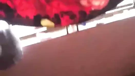 Desi fahişe açık bangla ses ile bezler giyiyor