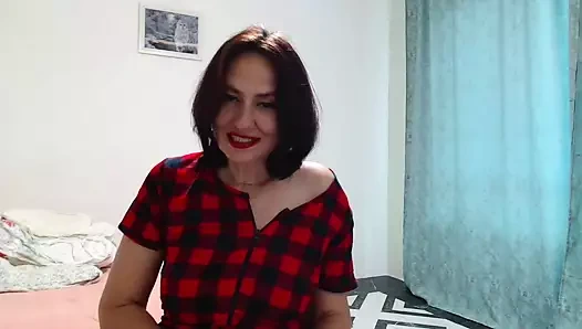 Göğüslerin ve inlemelerin nazikçe dokunması MILF'i masanın altında orgazma getirdi