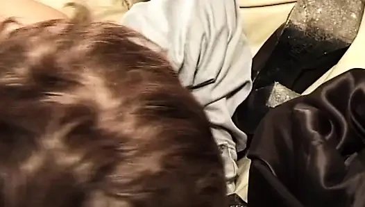 Gözleri bağlı orta yaşlı seksi kadın yoğun sikişten sonra döl damlıyor