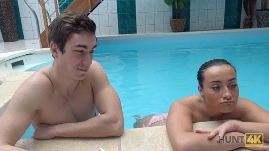 Hunt4k. zavallı cuckold, zengin adamın kızına nasıl sahip olduğunu izlemeli