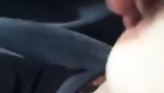 arabada göğüsleri ile oynamak