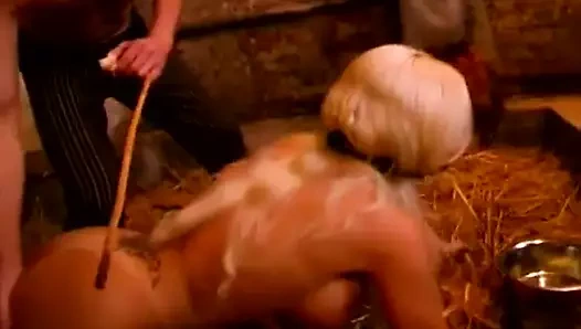 Usta Timo ahırda iki sürtüğü domine ediyor.