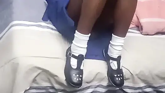 Jhonny 18 Yaşındaki Liseli Kıza Mastürbasyon Yapıyor Vibratör Emiyor Ve Amcığını Gösteriyor