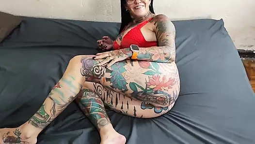 Ateşli dövmeli üvey annemi saçımdan siktim