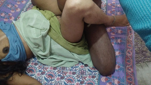 Güzel evli kadın ilk kez ağzına bir yarak aldı ve her ikisi de çok eğlendi