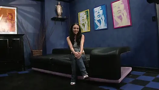 Esmer güzel hatun kendini sikişmeye hazırlamak için mastürbasyon yapıyor