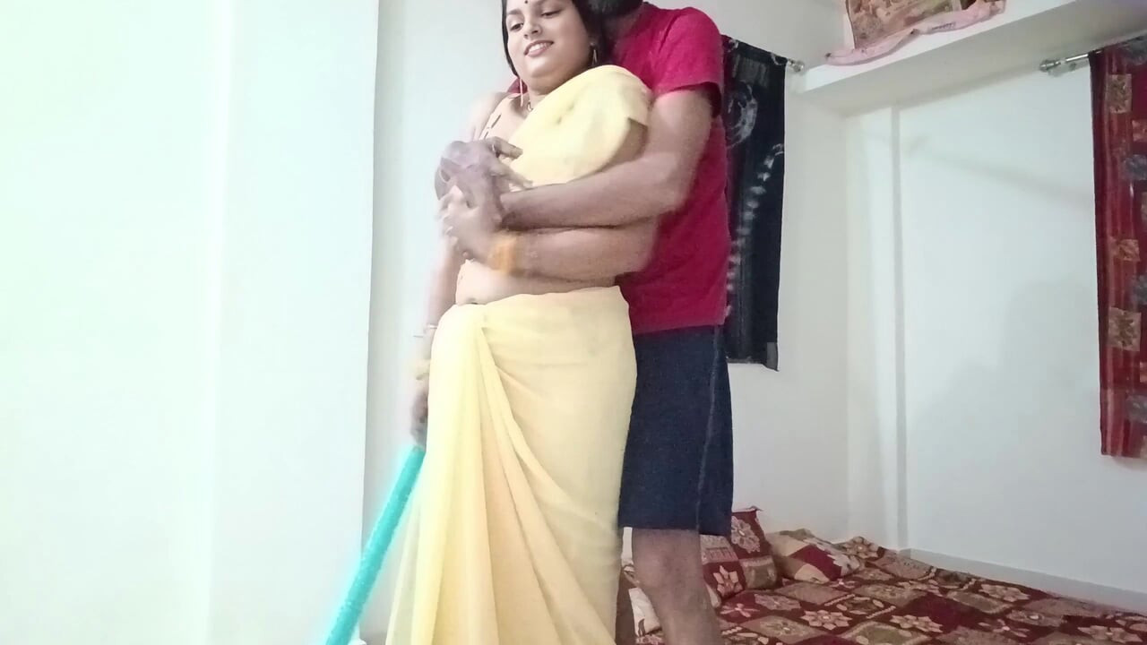 Riya Bhabhi efendisinin evini süpürüyordu, sahibi seksi konuşarak cinsel ilişki kurdu.