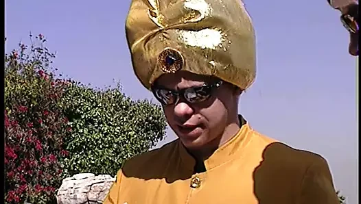 Gözlüklü tombul sarışın her iki deliğini yaraklarla dolduruyor