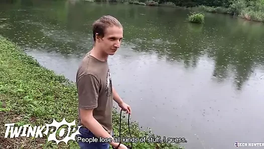 Ateşli twink bir yabancının yarağını ona para sunduğu için tatmin etti - twinkpop