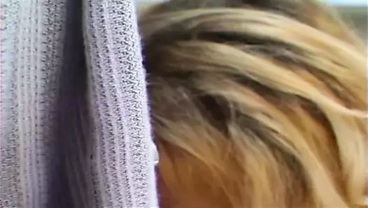 Küçük memeli sarışın hatun havuz başında yaşlı azgın ile sert sikişiyor