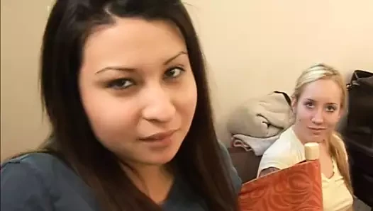 Azgın fahişeler kanepede beceriksiz dalış yaparken ve cumshot paylaşırken becerdin