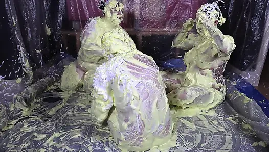 Cheyenne Hannah ve Skyler ile köpük eğlencesi