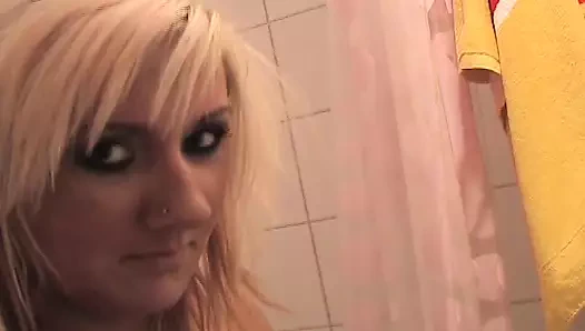 Sıcak Alman bebek doldurma ona oyuncak derin içeride ona kedi