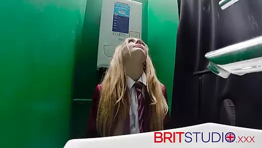 Duvar deliği: 18 yaşındaki üniversiteli kız yarak emiyor