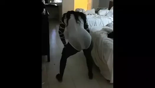 Twerk yapıyor