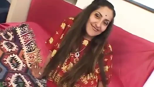 Büyük memeli Hintli orta yaşlı seksi kadın üçlü sekste sikiliyor