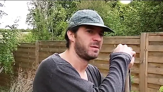 Bahçıvan onu mastürbasyon yapmaya başlayacak kadar azdırıyor