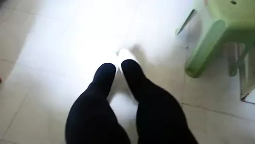 Siyah külotlu çorap teaser 19 ile beyaz patent pompaları