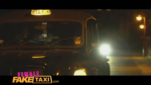 Kadın sahte taksi partner azgın busty bebek oyuncak