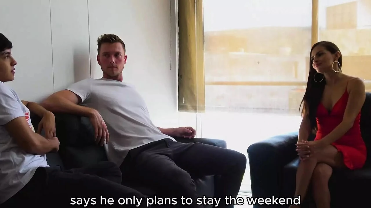 मेरा विदेशी दोस्त मेरी सौतेली मम्मी को चोदता है