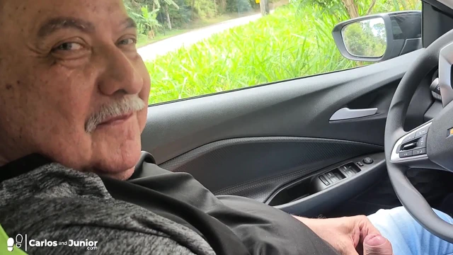 Baba arabada oğlu tarafından emiliyor