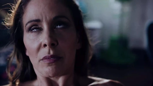 Saf tabu seksi kız kederli dul kadınla sikişiyor