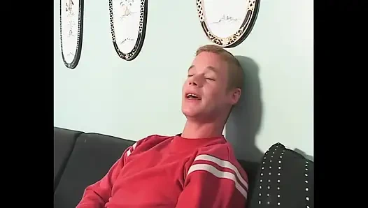 Göğüsleri tutkuyla sallanıyor