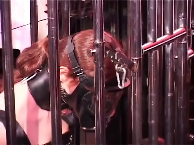 Birkaç sıkı kadın dominatrix hücrede köle kızlarını sikiyor