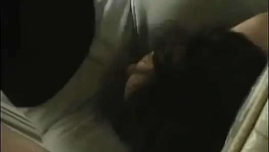 Sevimli Asyalı kızıl saçlının yüzüne oturuyor